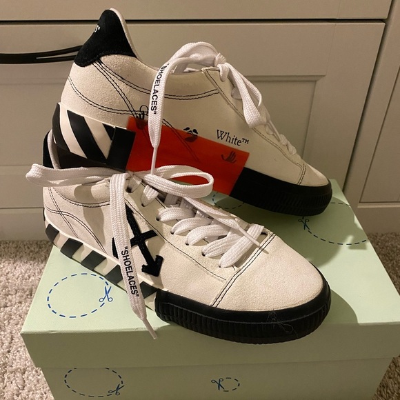 off white low arrow